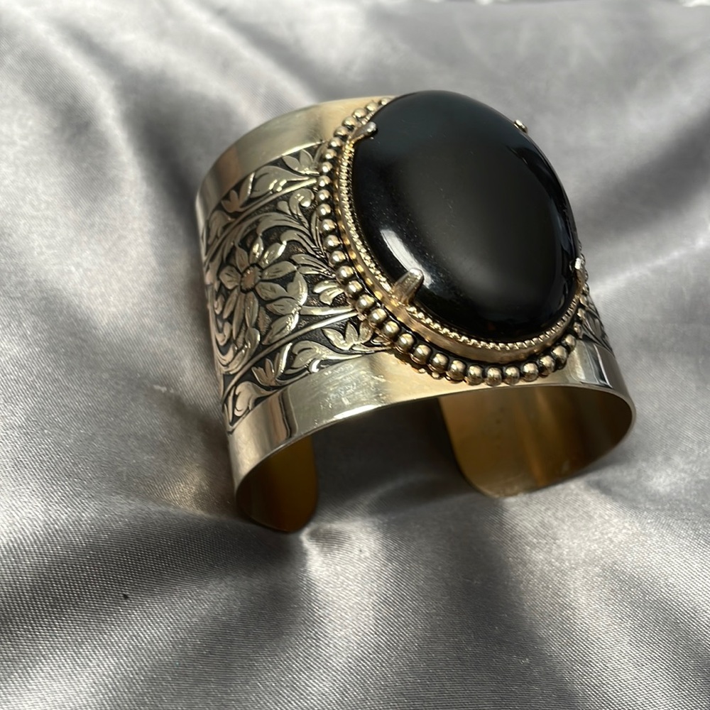 Vintage gold metal cuff bracelet with Onyx stone